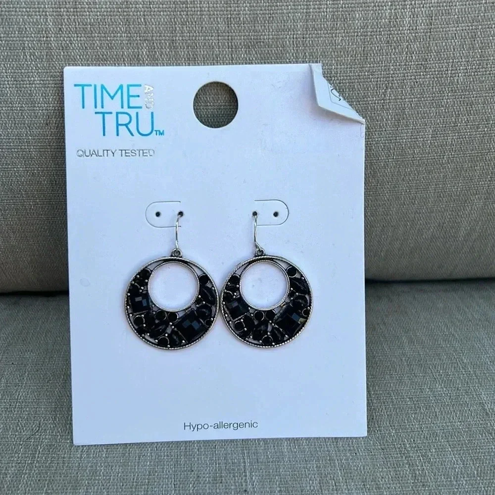 Black gem circle earrings‎